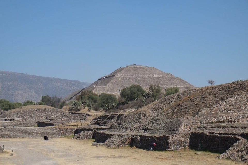 Mexiko - Teotihuacán - Die Sonnenpyramide ist 60 Meter hoch ---