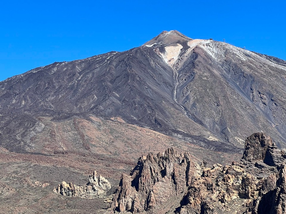 Spanien - La Orotava - Blick auf den Teide, schön zu sehen der neue Krater im alten. Mit frischem Schnee!