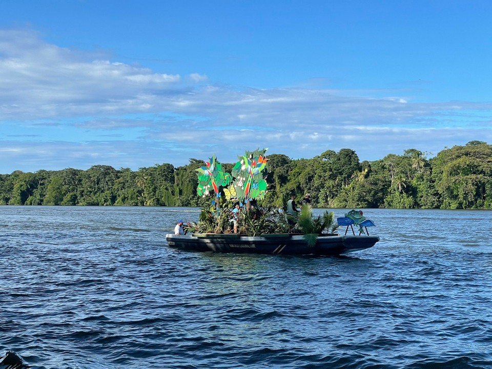 Costa Rica - Pococí - In Tortuguero findet aktuell ein zweitägiges Fest statt - die Parade auf dem Wasser konnten wir von unserem Lunchspot aus bestens beobachten 👀 