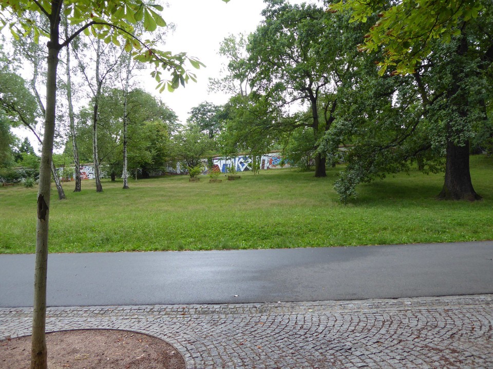 Tschechien - Prag - Bei mir stieg nun die Nervosität, Vorfreude und Aufregung, so dass ich, bereits im Stadtgebiet von Prag, 3,5 km vorm Ziel, unbedingt noch mal ein Päuschen machen musste. Das erste Mal ohne Blick auf einen Fluss. Dann aber: Los zum Endspurt.