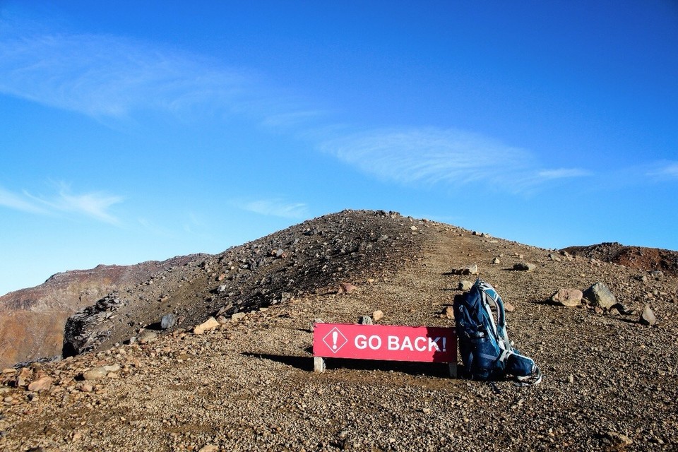 Neuseeland -  - In Absprache mit den Einheimischen sind die drei Vulkane im Tongariro NP aus religiösen Gründen nicht mehr begehbar für Touristen. Sämtliche Schilder und Weghinweiser wurden schon entfernt. Dahinten ist eig der Tongariro Gipfel 