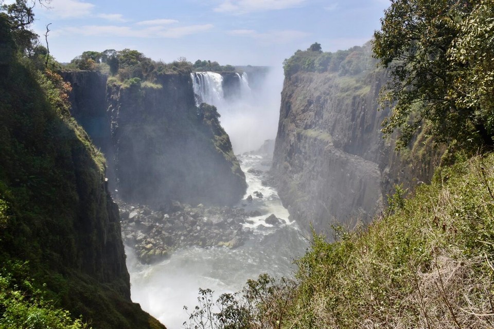 Simbabwe -  - Da wir das genau nicht erleben wollten, haben wir uns für die Trockenzeit entschieden. Bei der Gischt in der Regenzeit ist eh nicht so viel zu sehen, da oftmals der Sprühnebel die Sicht verdeckt. Aber das muss jeder für sich selbst entscheiden der die Wasserfälle besuchen will.