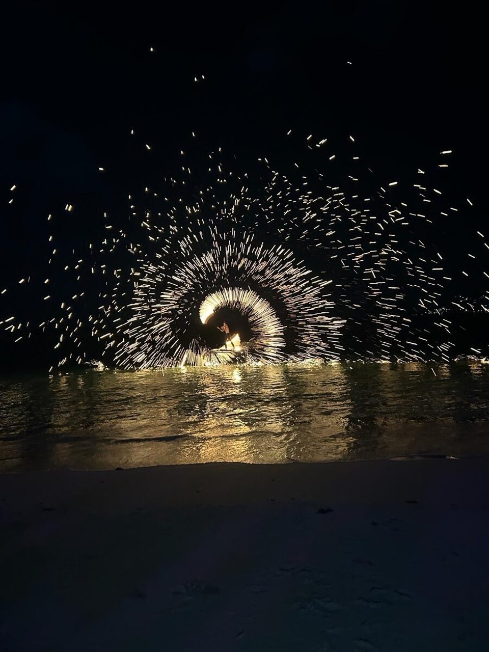 Thailand - Koh Samui - Heute ist Full Moon Party. An der Strandpromenade gibt es reichlich schöne Momente. Hier ein Auftritt von Feuer-Artisten