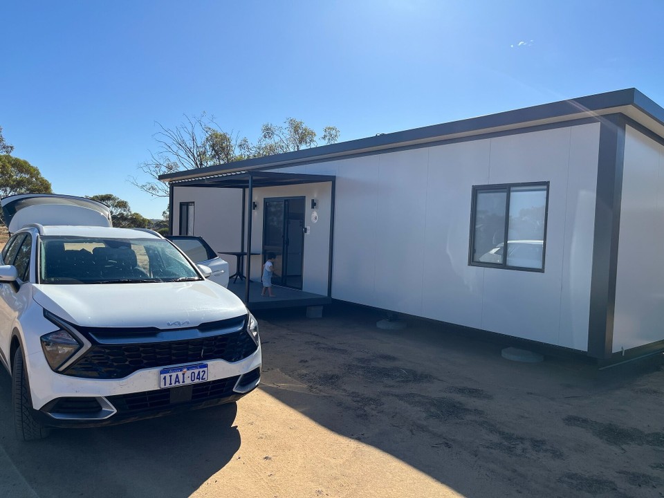 Australien - Hyden - In Hyden angekommen haben wir zuerst unsere Unterkunft bezogen. Eine sehr schöne Cabin mitten auf einem Feld.