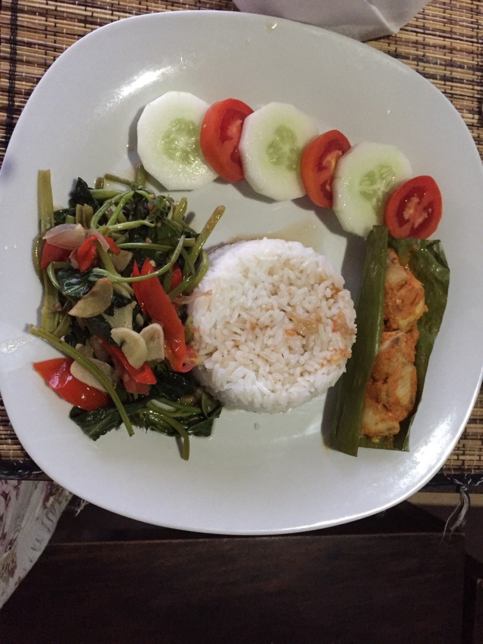 Indonesien - Banjar - Das Abendessen Fisch im Bananenblatt zubereitet 