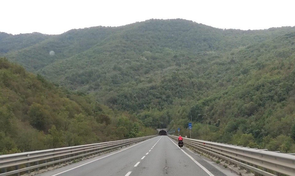 Italien - Cervo - Eine der vielen Tunneldurchfahrten