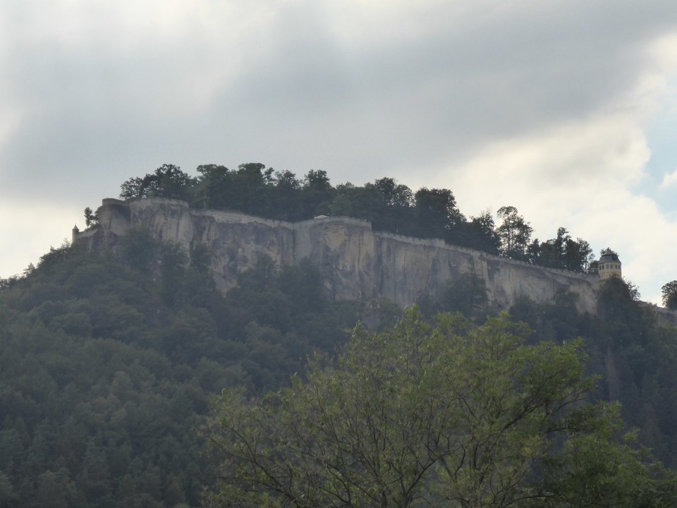 Deutschland - Bad Schandau - Kurz umgedreht und da liegt sie noch mal: Königstein. Drüber hängen dicke Wolken, weil eigentlich ein Gewitter kommen sollte. Aber wie immer auf dieser Reise zieht es an mir vorbei 😁.