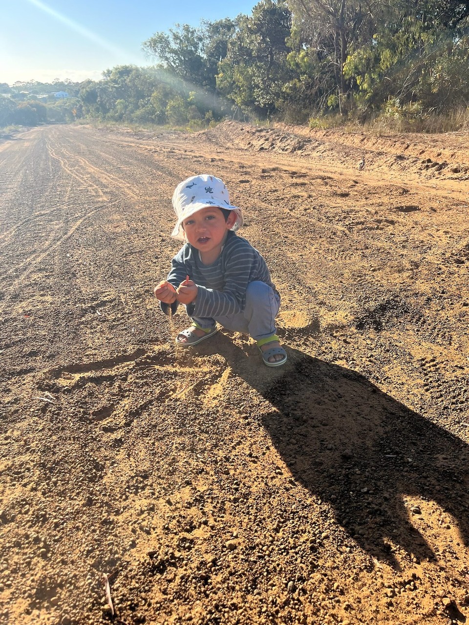 Australien - Bremer Bay - Sehr zur Freude von Elias ging es dabei auch über Schotterpisten mit ganz vielen Steinen.