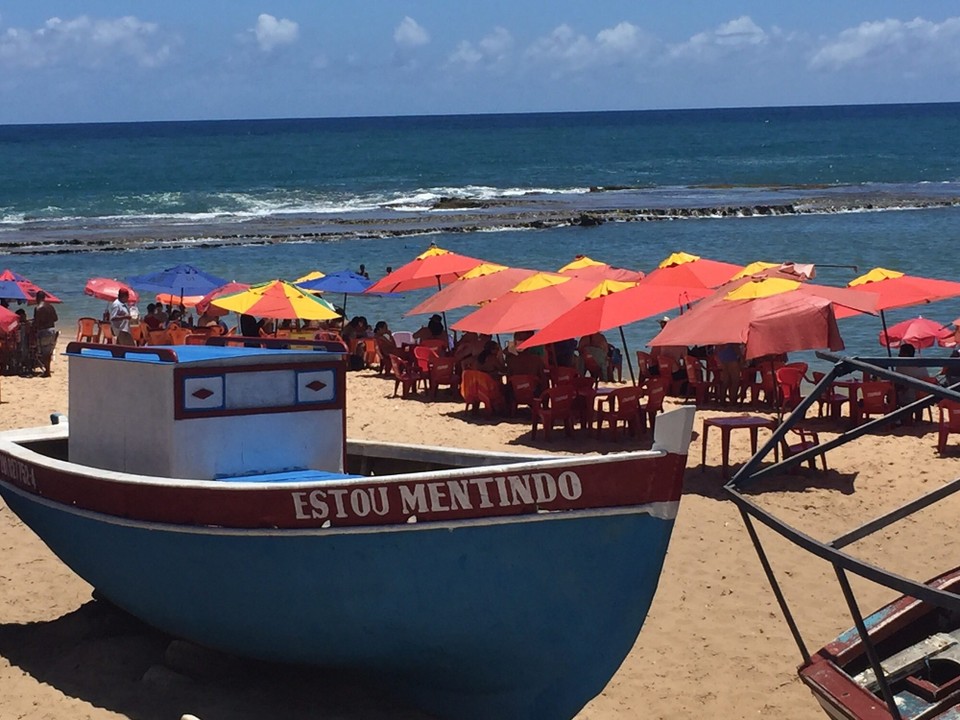 Brasilien - Camaçari - Strand von Arembepe mit Fischerboot