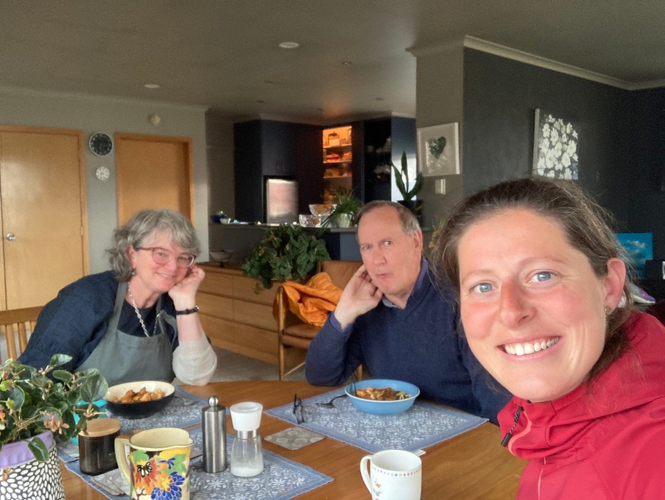 Neuseeland - Balclutha - Am Ende des Tages sitz ich mit Belinda und David beim Abendessen 😊 Es gibt Nudeln 🤪🤤