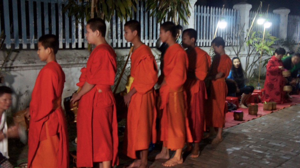 Laos - Luang Prabang - Täglich um 6 Uhr nehmen die Mönche die Almosen der Gläubigen entgegen - ihr einziges Essen 