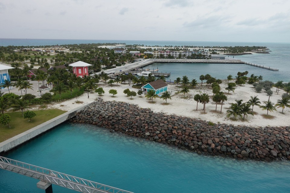 Bahamas - Ocean Cay – MSC Marine Reserve - rechts vum Scheff