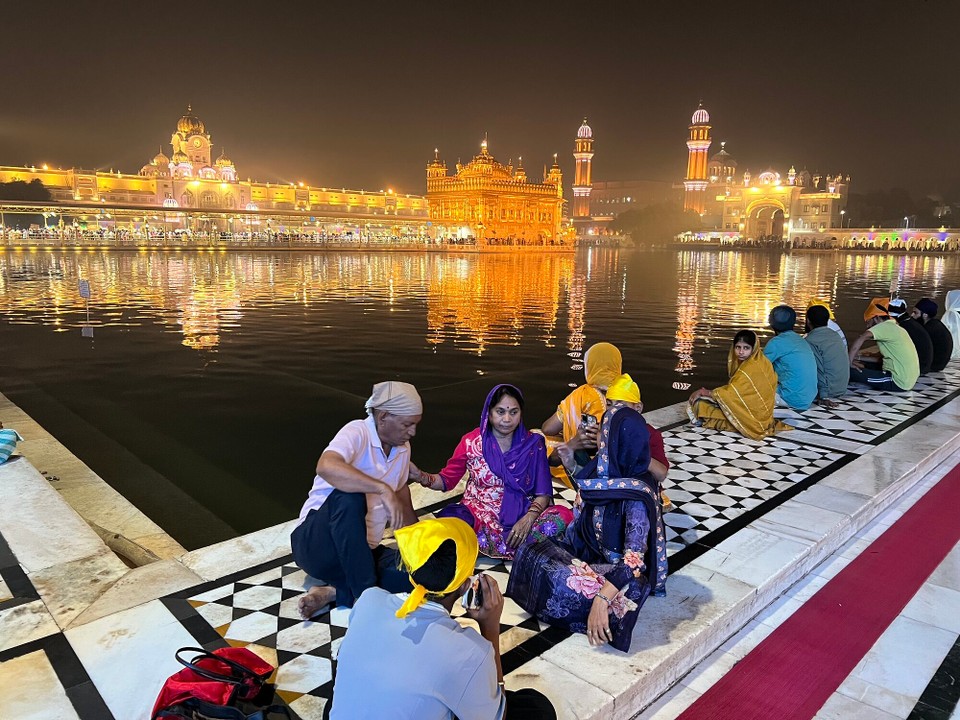 Indien - Amritsar - Eine friedliche Stimmung in mitten des lauten und quietschenden Indischen.