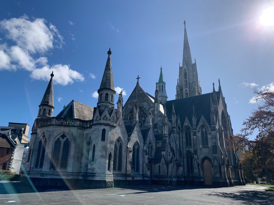 Neuseeland - Dunedin - Am nächsten Morgen sind wir nach einem schönen Strandspaziergang nach Dunedin gefahren. Dort wollten wir eigentlich ein bisschen in der Fußgängerzone shoppen gehen, aber was M&M nicht bedacht haben, es ist good Friday ( Karfreitag) und da hatte alles geschlossen. 