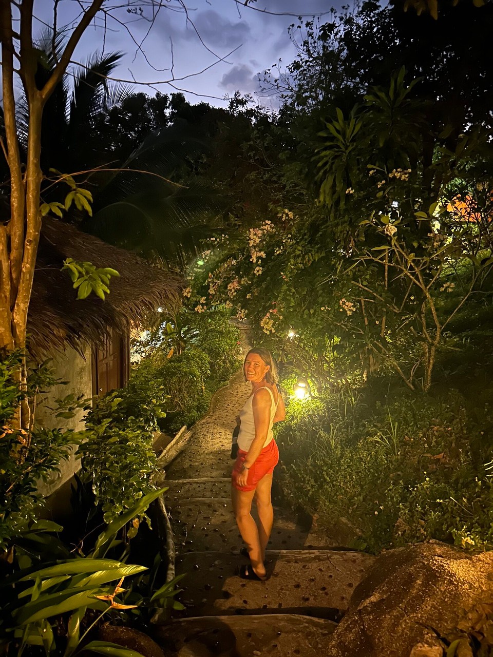 Thailand -  - Abends chique gemacht. Lecker im eigenen Hatel Restaurant Thai zu Abend gegessen. Auf der Terrasse. Auf dem Boden