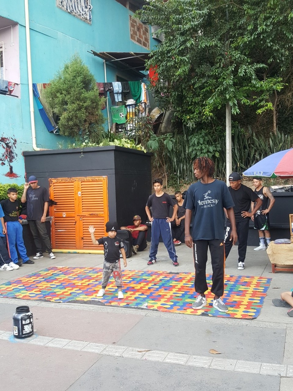 Kolumbien - Medellín - Eine Gruppe von Jugendlichen haben uns noch ihre skills beim breackdance gezeigt. Der kleine Mann dort in der Mitte stand den großen in nichts nach. 