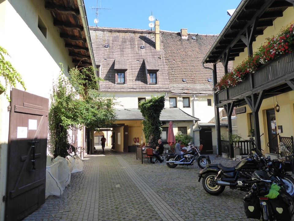 Deutschland - Riesa - So karg der Frühstücksraum, so schön der Innenhof. In Torgau hatten wir eine sehr nette Unterkunft.