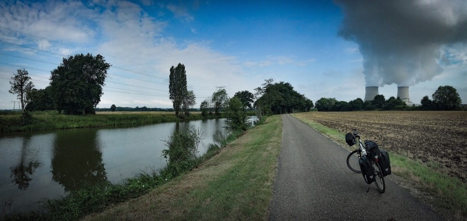 France - Sully-sur-Loire - Wortspiele mit „ein strahlender Tag steht mir bevor“ gefällig? 
Das sind gräßliche Momente. Bin nie zuvor einem Atommeiler so nahe gekommen. Der Radweg führt in Folge direkt an dem mit Sicherheitszaun und Stacheldraht abgeriegelten Gelände vorbei. Ich wollte das dann auch aus nächster Nähe fotografieren, doch bellen einen Verbotsschilder an, die dich kurzfristig vergessen lassen, dass das Smartphone auch knipsen kann.
Es sind gigantische Trümmer, die hier den ganzen Landstrich verschandeln. Die dazugehörige Kleinstadt, deren Bewohner den Ausblick auf die Kegelstümpfe 24/7 gebucht haben, heißt ganz ungeniert BELLEVILLE.
