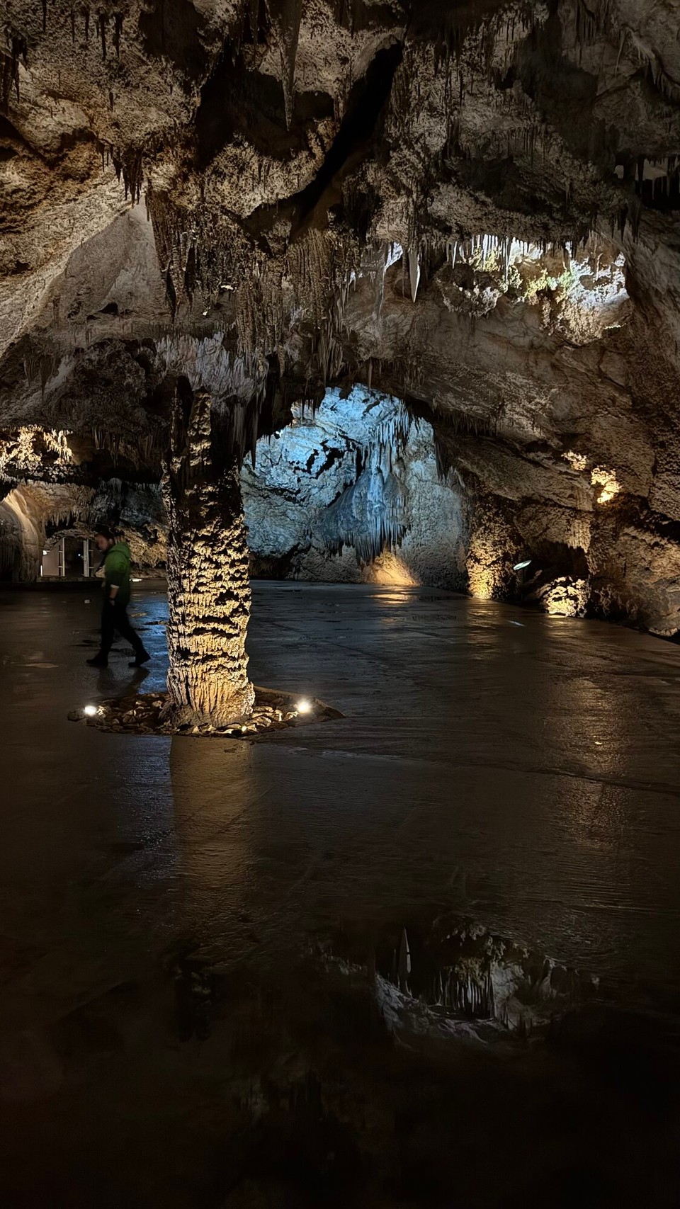 Montenegro - Cetinje - Durch die Lipa Höhle bahnen sich verschiedene Gänge ihren Weg, die zusammen etwa 2.500 Meter lang sind.
