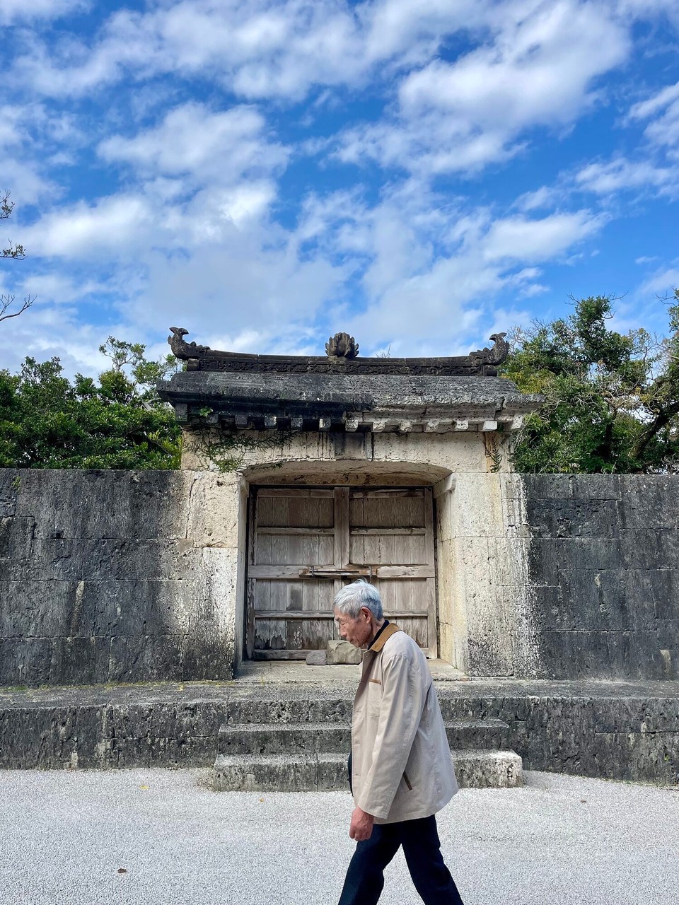 Japan - Okinawa - S Tor in Garte, de Weg zur Meditation