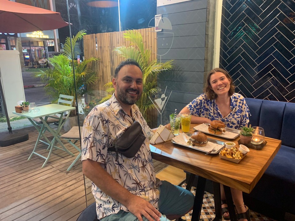 Thailand - Koh Samui - In einem coolen Burger Laden direkt neben dem Besitzer und seinem befreundeten Paar gesessen. Geiles Essen. Lustige Unterhaltung auf 🇩🇪 🇫🇷 🇬🇧 