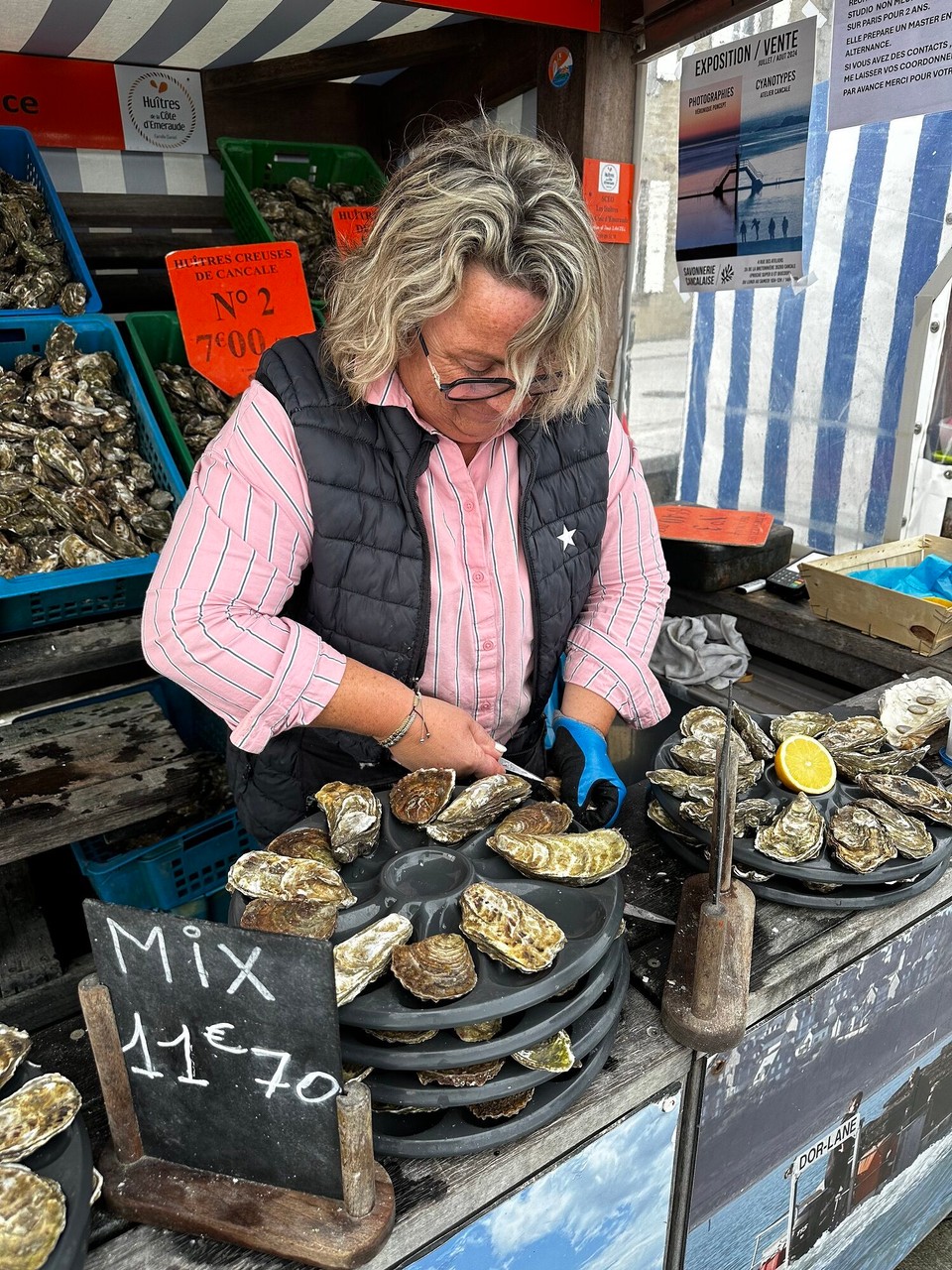 Frankreich - Cancale - Auf Anfrage werden die Austern auch geöffnet