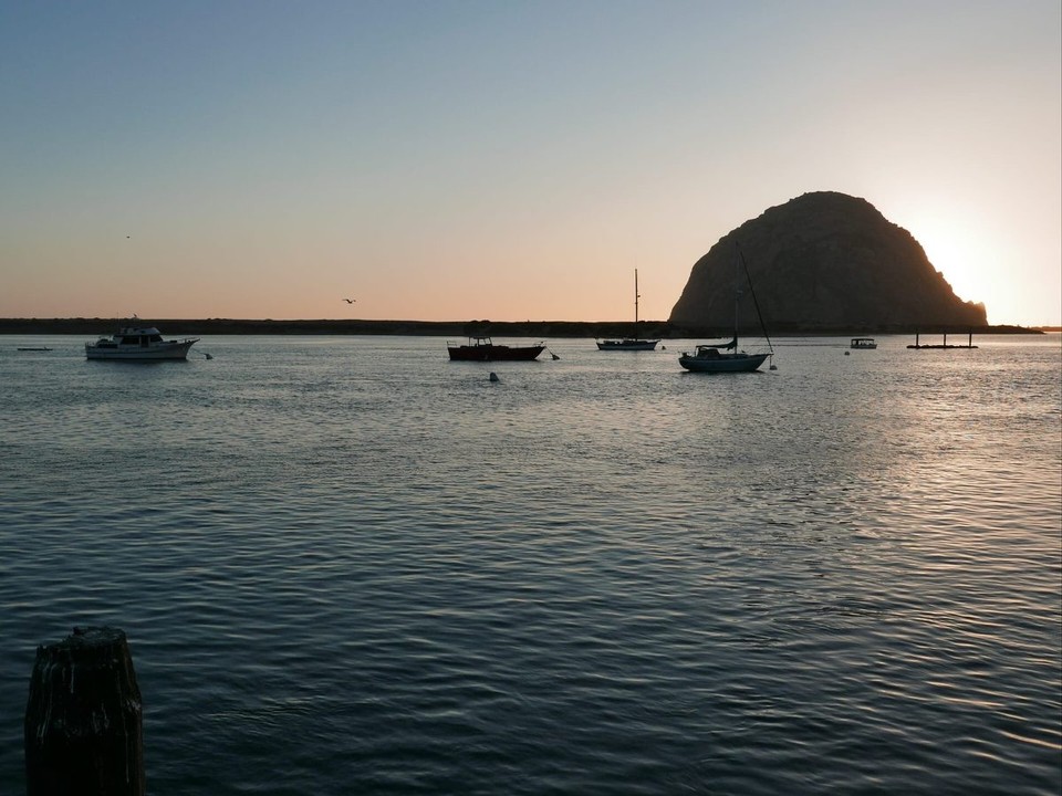 USA - Morro Bay - Der berühmte Fels im Meer, bei Sonnenuntergang.