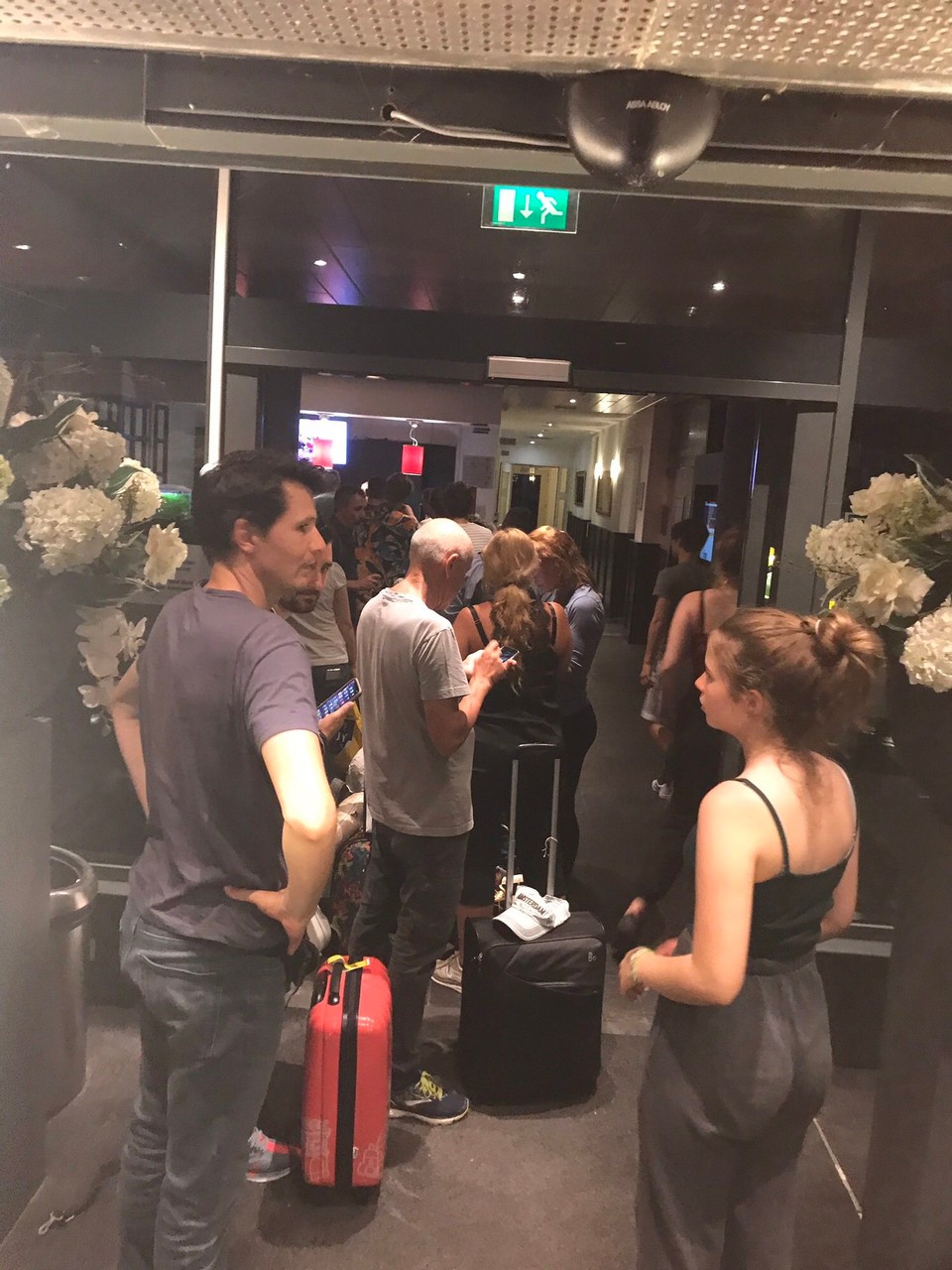 United States - Los Angeles - Kein Discoeingang 😂. Schlange für‘s Hotel Check-In und das um 23:15h.....