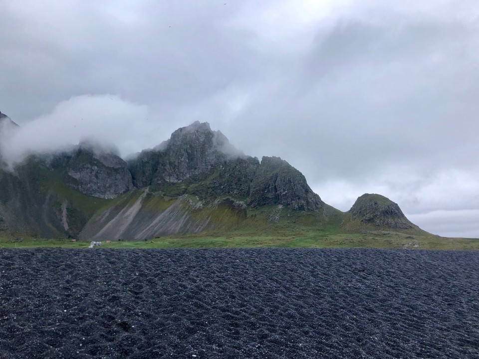 Island - Sveitarfélagið Hornafjörður - Tatsächlich bin ich mit den heutigen Eindrücken und Bildern schon mehr als zufrieden und ich bin happy. Jetzt möchte ich nur noch hinüber zur kleinen Halbinsel vom Leuchtturm. Mal sehen, wie das Eystrahorn von dort aus aussieht...