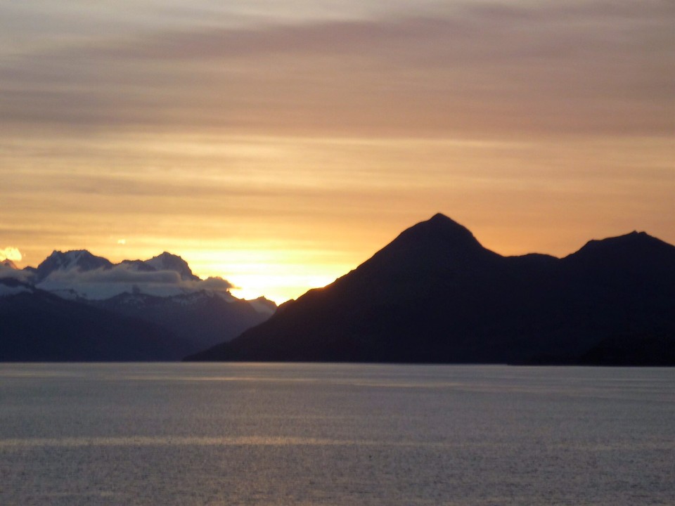 Chile - Cabo de Hornos - Sonnenaufgang um 7:30 Uhr in der Gletscherstrasse. 