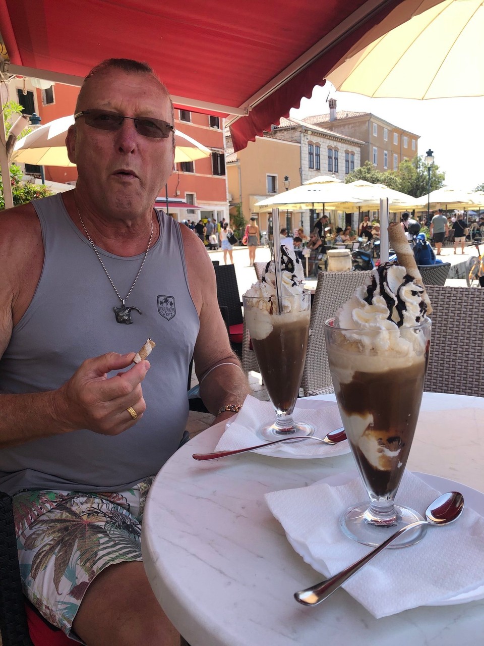 Kroatien - Rovinj - Eiskaffee am Hafen