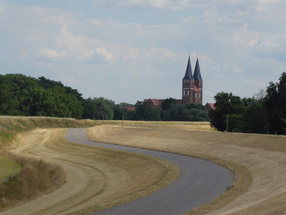 Deutschland - Tangermünde - sondern eine sehr geschichtsträchrige, große Klosteranlage auf der anderen Elbseite, 12 km von Tangermünde entfernt.
