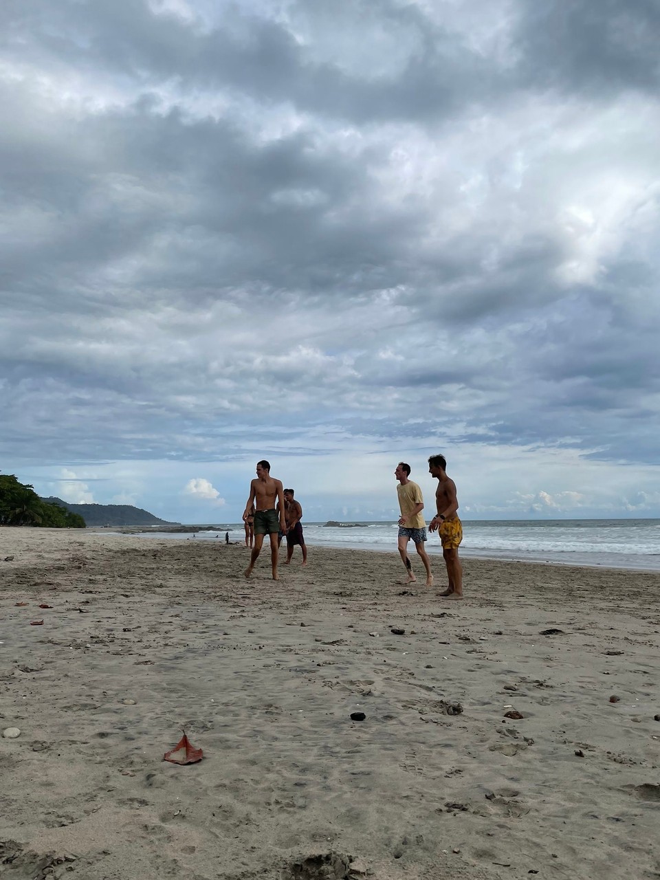 Costa Rica -  - Fussball am Strand. Der Ami hatte keine Chance gegen die Europäer