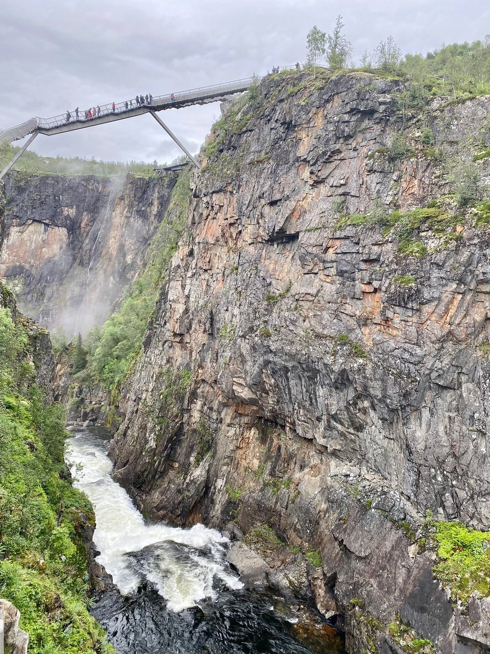 Norwegen - Vøringsfoss - Diese 2020 erbaute Brücke ermöglicht es, den Wasserfall zu überqueren. 
Tolle Aussicht, aber ein Eintrag mehr im Buch „das wär nüd für s Grosi“. 