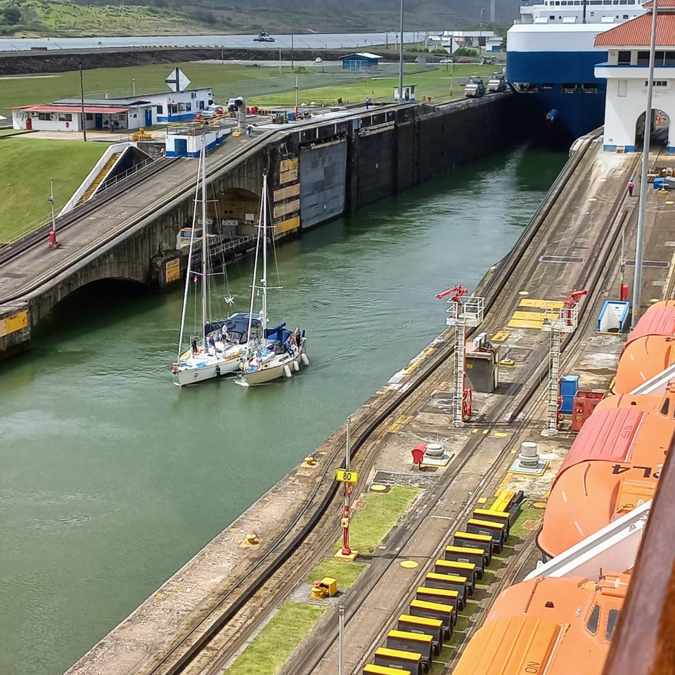 Panama - Panamakanal - Kleine und grosse Schiffe, alle haben das gleiche Ziel.