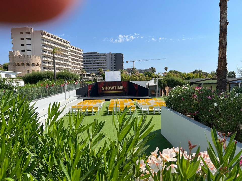 Griechenland - Koskinou - Hier findet Abend Unterhaltung durch die Animateure statt.