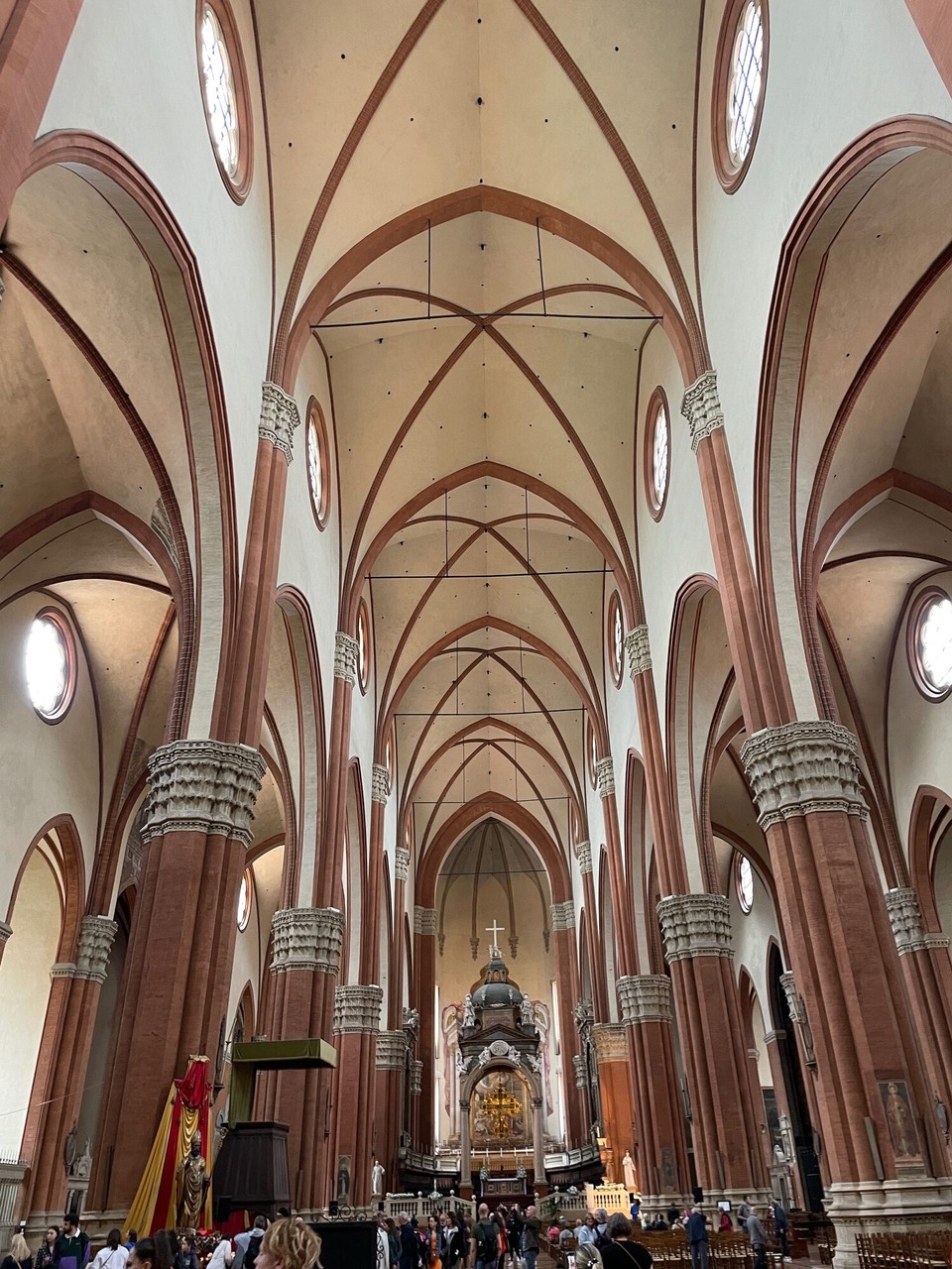 Italien - Bologna - Die fünftgrößte Kirche der Welt und die grösste Backsteinkirche überhaupt 258.000 umbaue QM