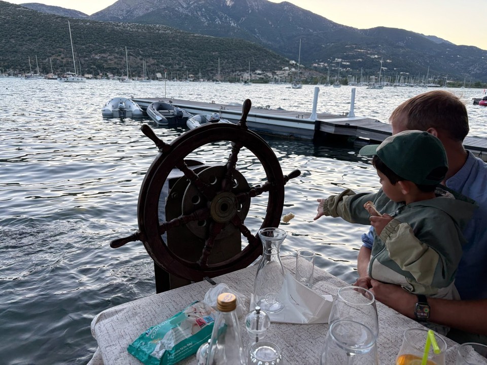 Griechenland - Geni - Auch die Fische sollten nicht zu kurz kommen und wurden von Elias ausgiebig gefüttert.