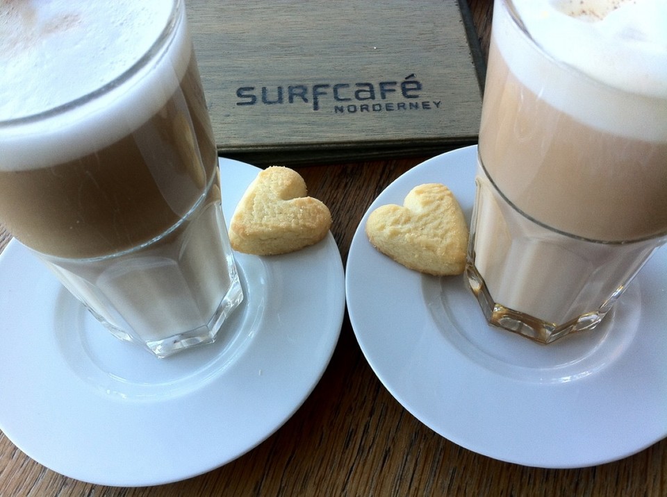 Germany - Norderney - Break II: Chai Latte im Selbstbausatz: Wasser, Teebeutel, Milch, Honig, Zimt,..., wenn man in den Fertigungsprozess eingebunden wird, schmeckt es gleich doppelt so gut...