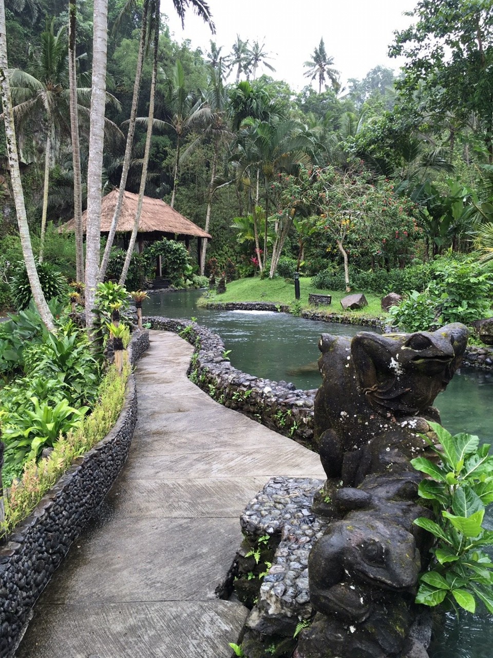 Indonesien - Gianyar - Das Dach hinten gehört zum Yoga-Haus. In dem Fluss rechts kann ebenfalls gebadet werden