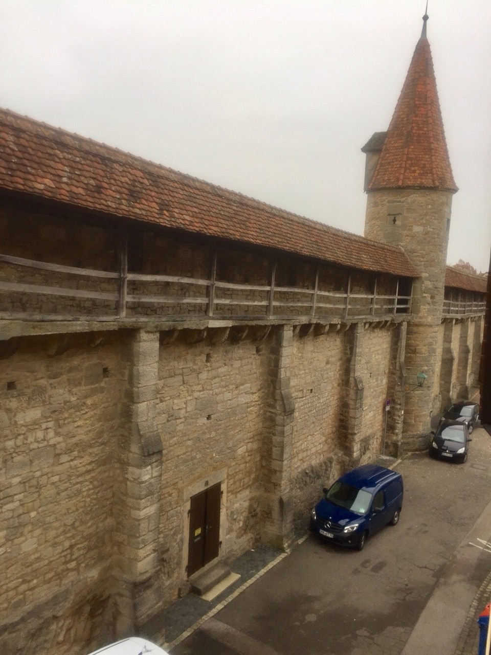 Deutschland - Rothenburg ob der Tauber - Blick aus unserem Fenster: Stadtmauer aus dem 14. Jhd.