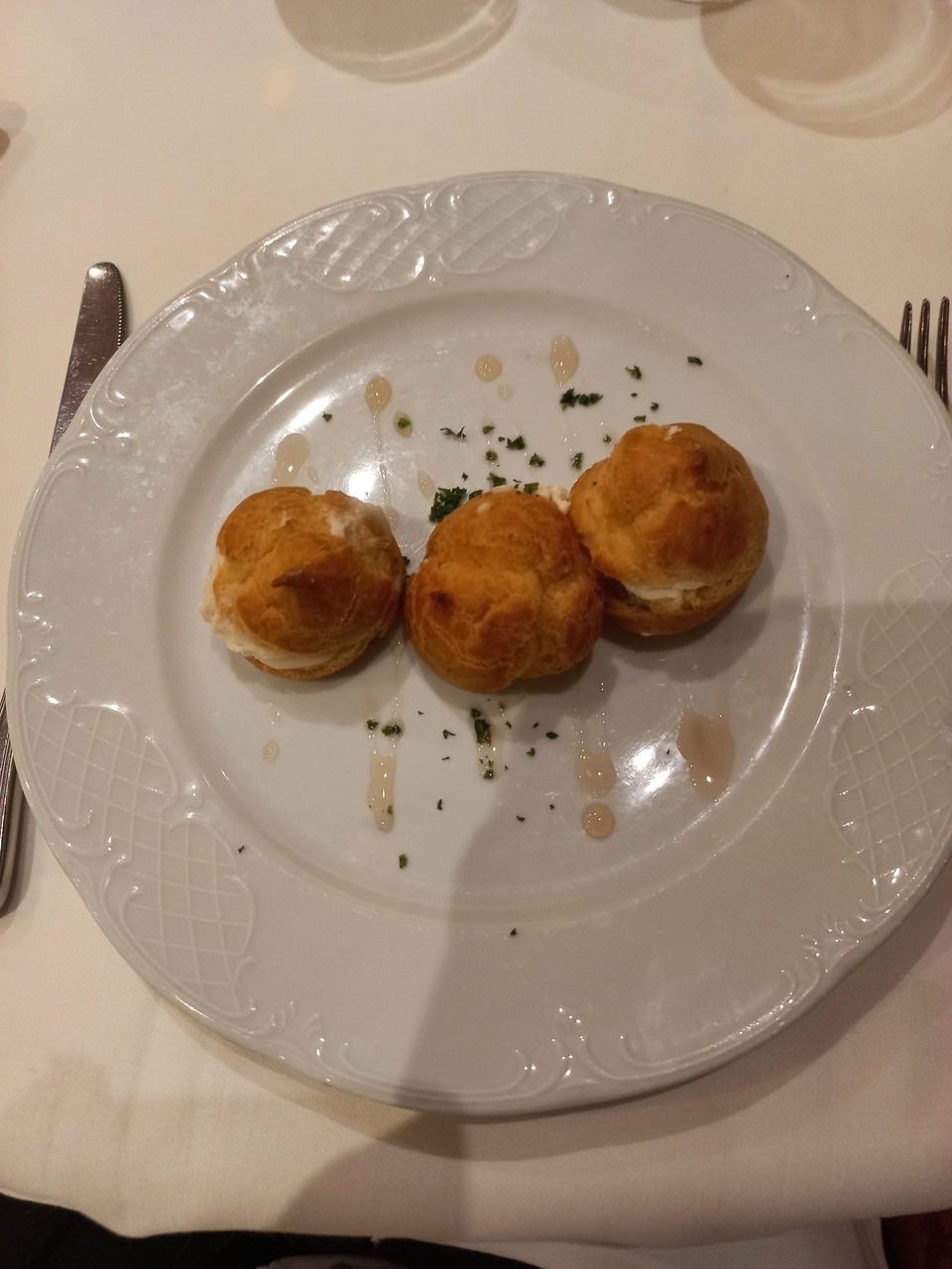 unbekannt - unbekannt - Dreierlei Windbeutel gefüllt mit Käse-Espumas.