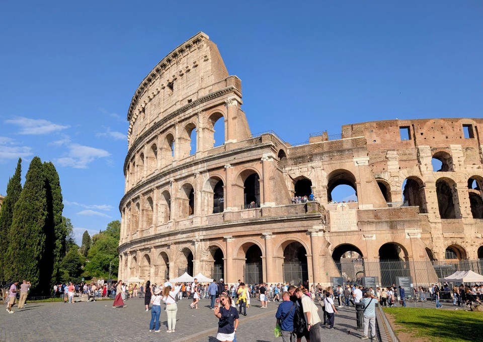 Italien - Rom - Vor 2000 Jahren konnte man nach einem Besuch im Kolosseum noch durch die vielen Läden in den  Trajansmärkten schlendern.