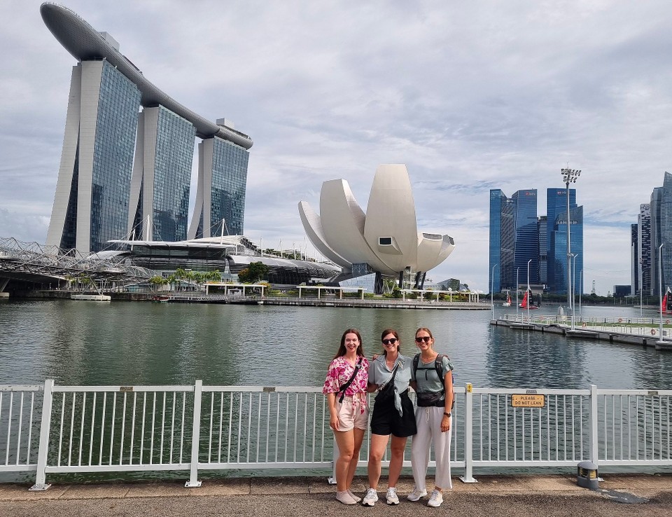 Singapur -  - Wir mit der „Gurke“ (wie ich es getauft habe) und dem Museum im Hintergrund 