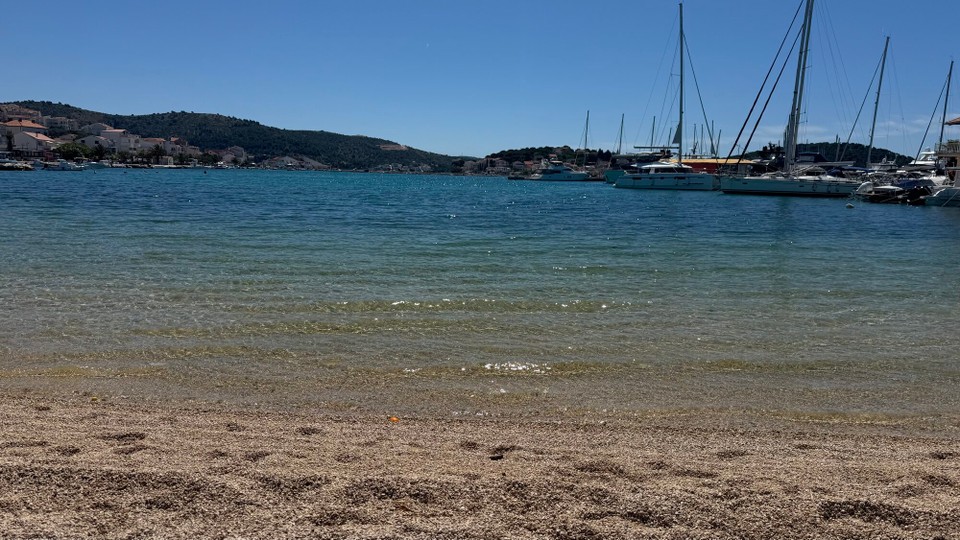 Kroatien - Tuk Bjelopoljski - Heute Früh verlassen wir Split, immer an der schönen Küste entlang mit wunderschönen Blicken auf die Buchten. Rogoznica war unser erstes Ziel. Der romantische Urlaubsort hat sich vom einstigen Fischerdorf zum Badeort verwandelt.