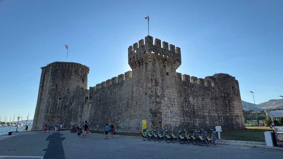 Kroatien - Trogir - Die Festung Kamerlengo ist ein markantes Wahrzeichen am westlichen Rand der Altstadt von Trogir. Sie wurde im 15. Jahrhundert unter venezianischer Herrschaft errichtet und diente einst zur Verteidigung der Stadt.