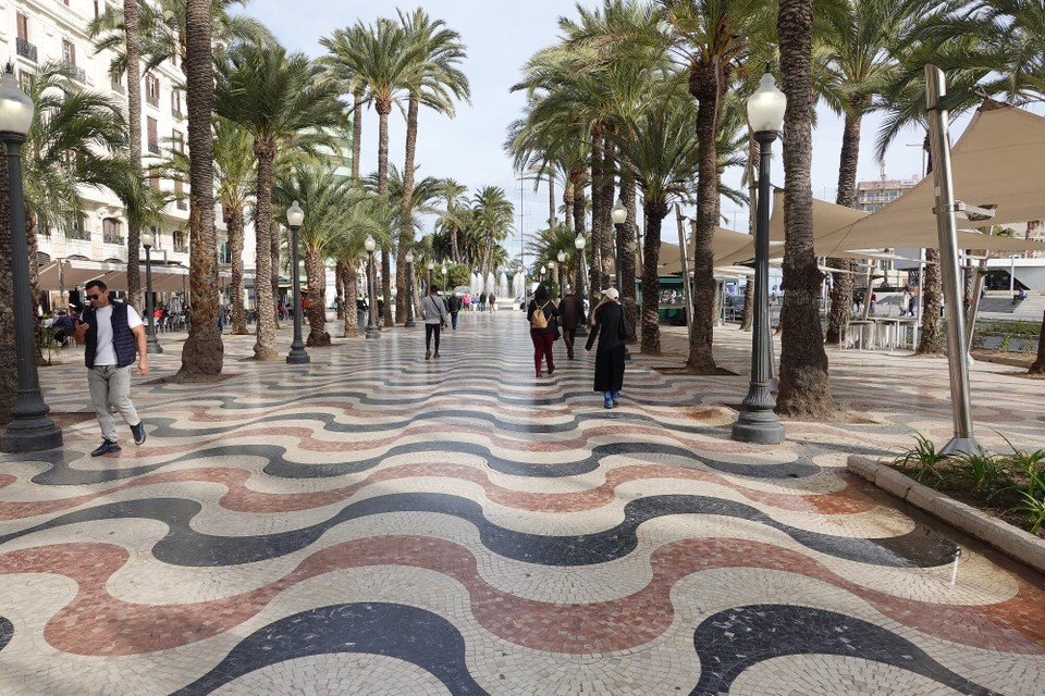 Spanien - Alicante - Rambla mat speziellem Buedem