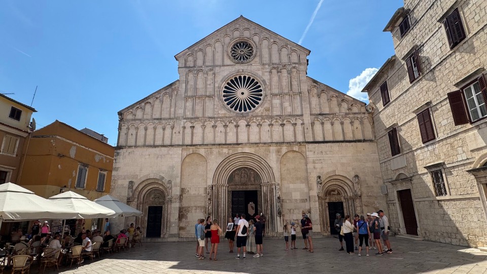 Kroatien - Zaton - St. Anastasia 
Große romanische Kathedrale mit reich verziertem Innenraum und Panoramablick vom Glockenturm.
