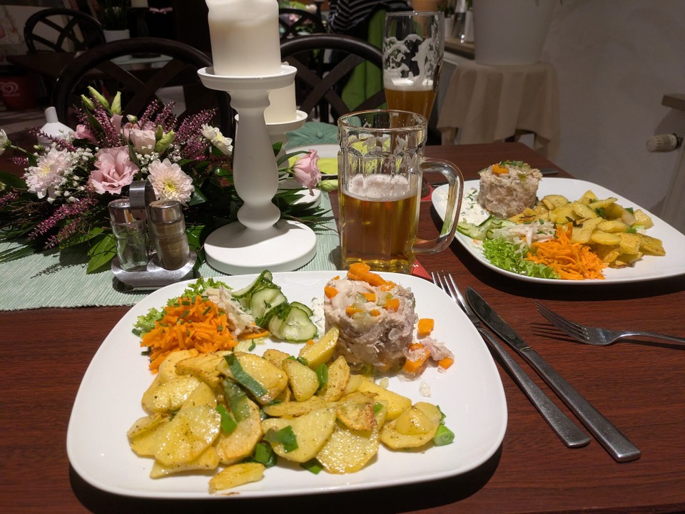 Deutschland - Lenzen (Elbe) - Dieses hier sind die besten Bratkartoffeln und die beste Sülze ever. Wer waren so froh, nach den vielen, vielen Kilometer und der Panne doch noch gut angekommen zu sein.