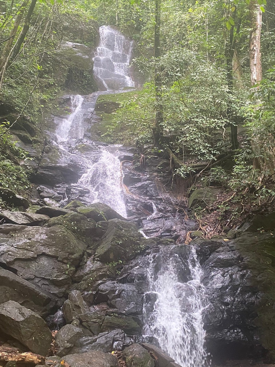 Thailand - Phanom - Wasserfall neben der Strasse.
